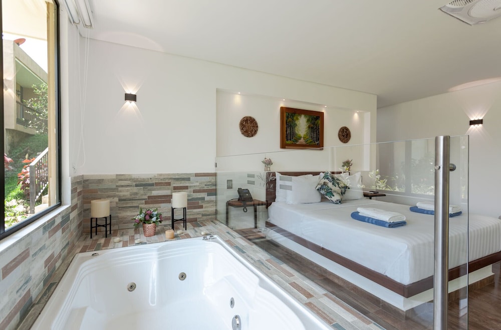 Deluxe Suite, 1 Double Bed, Balcony photo 2