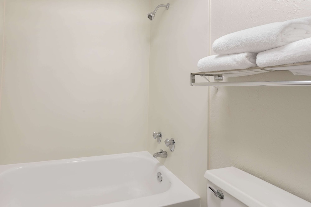Room, 1 King Bed, Accessible, Non Smoking - Photo 6