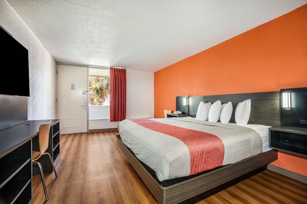 Standard Room, 1 King Bed, Non Smoking, Refrigerator & Microwave - Photo 1