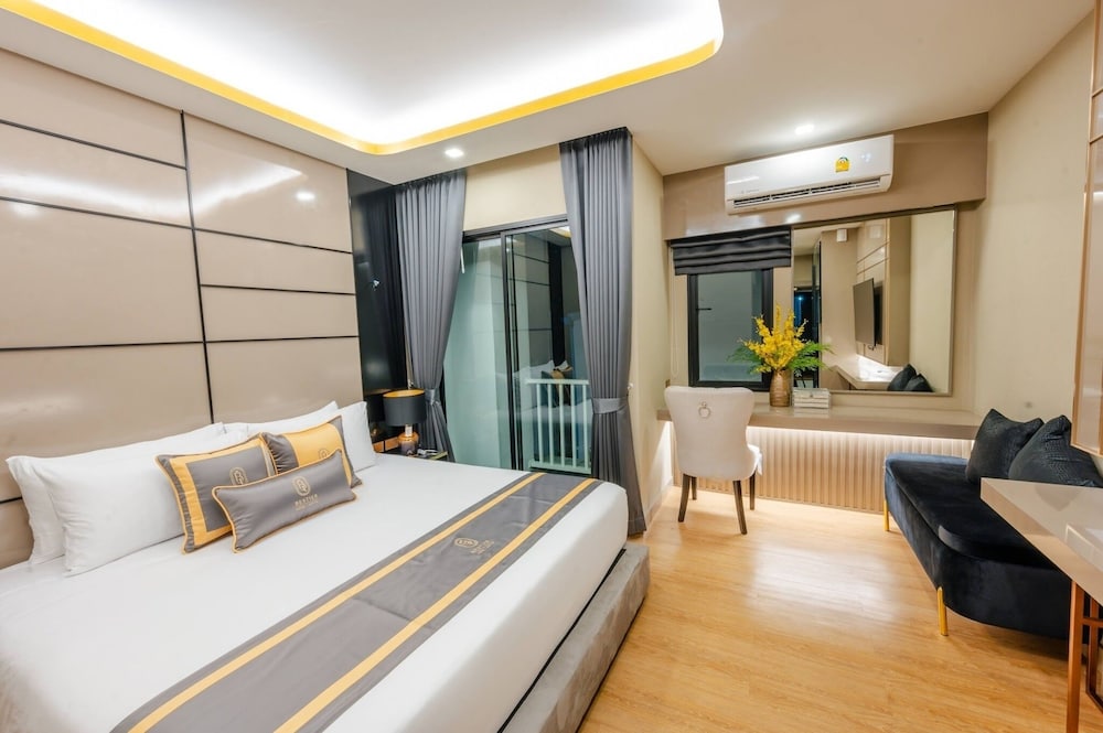 Deluxe Room, 1 King Bed - Photo 1