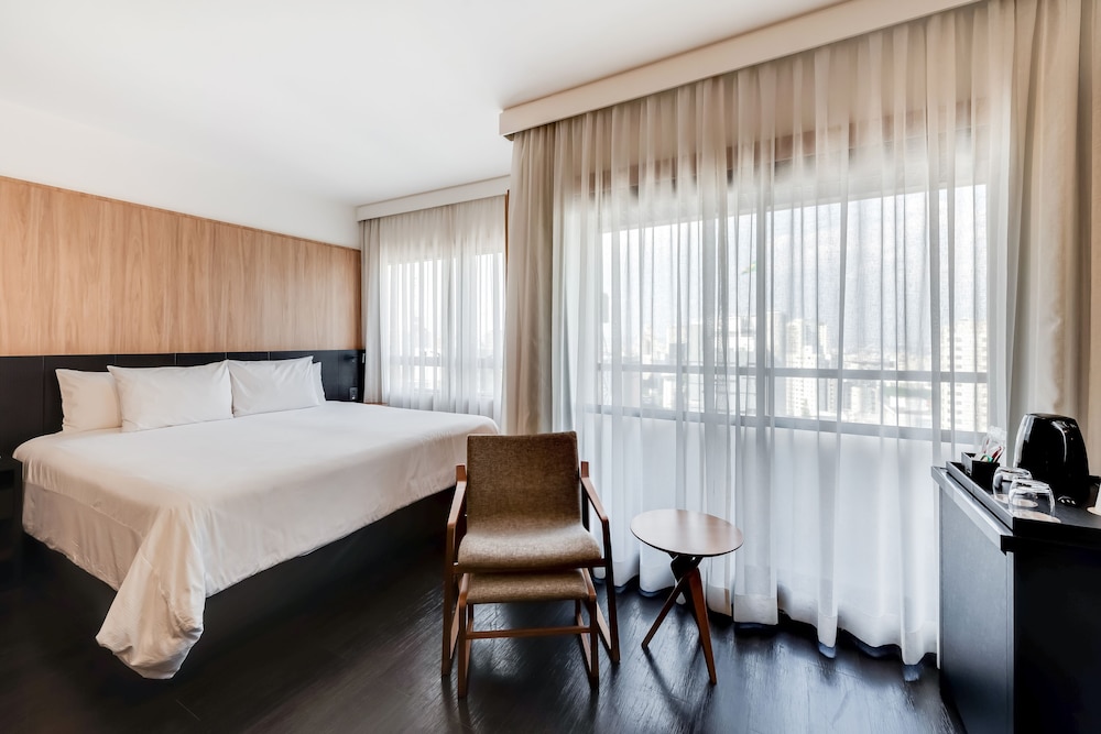Premier Room, 1 King Bed, Non Smoking, Bathtub