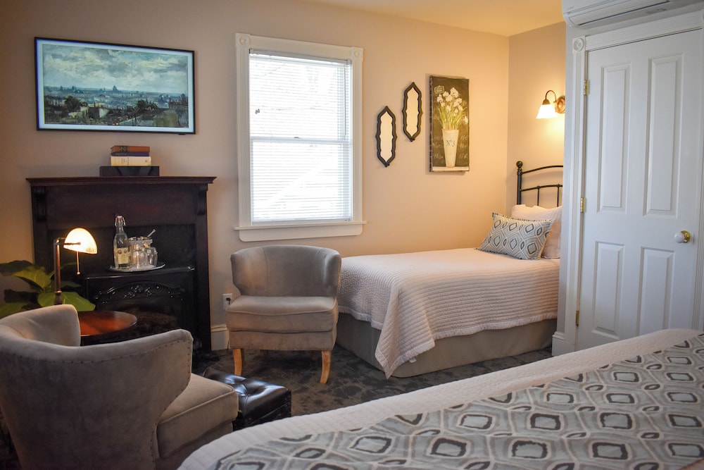 Anna Anderson, 1 Queen Bed and 1 Twin Bed, photo 6