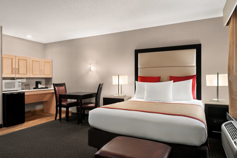 Suite, 1 Queen Bed With Sofa Bed, Non Smoking (Accessible) photo 3