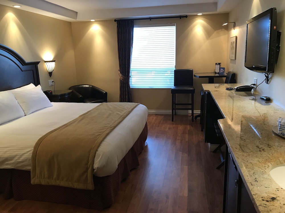 Signature Room, 1 King Bed photo 3