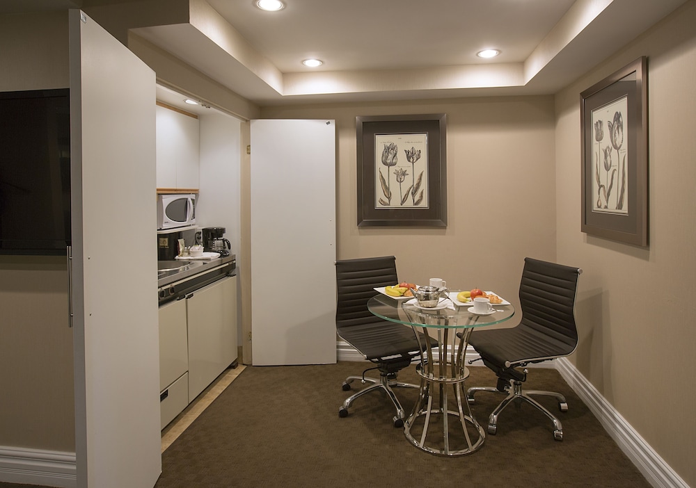Executive Suite - Photo 3