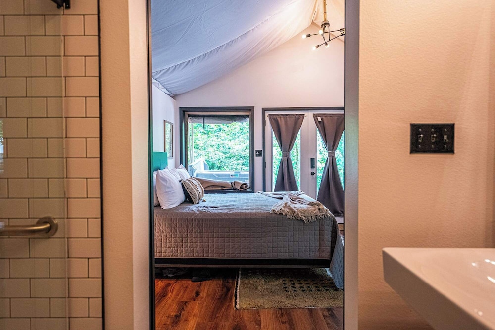Luxury Tent, Hot Tub, Lake View photo 3