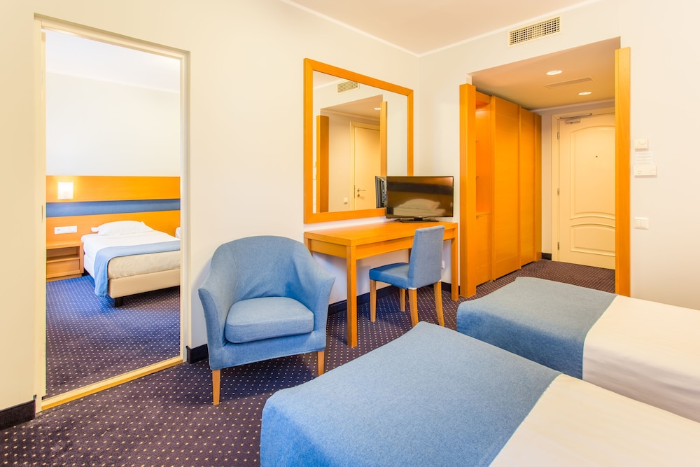 Standard Twin Room - Photo 3
