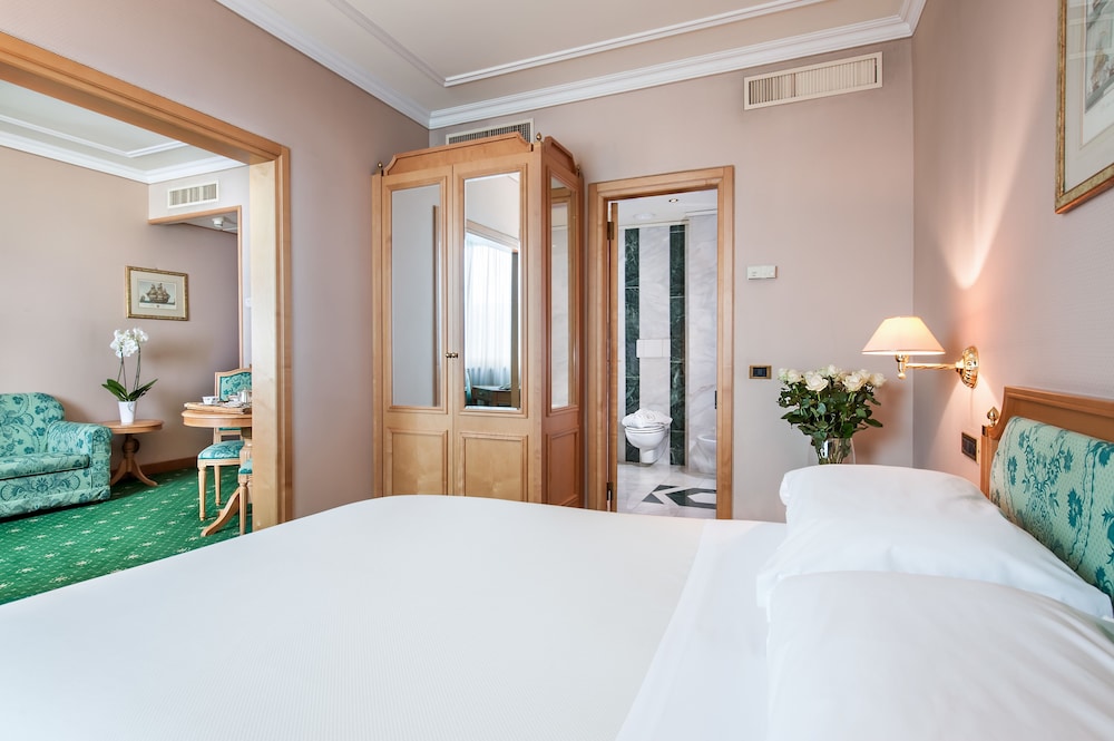 Junior Suite, 1 Queen Bed - Photo 2
