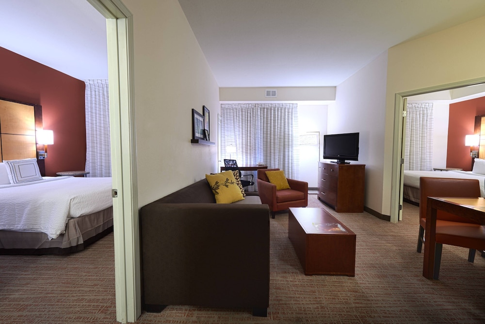 Suite, 2 Bedrooms - Photo 3