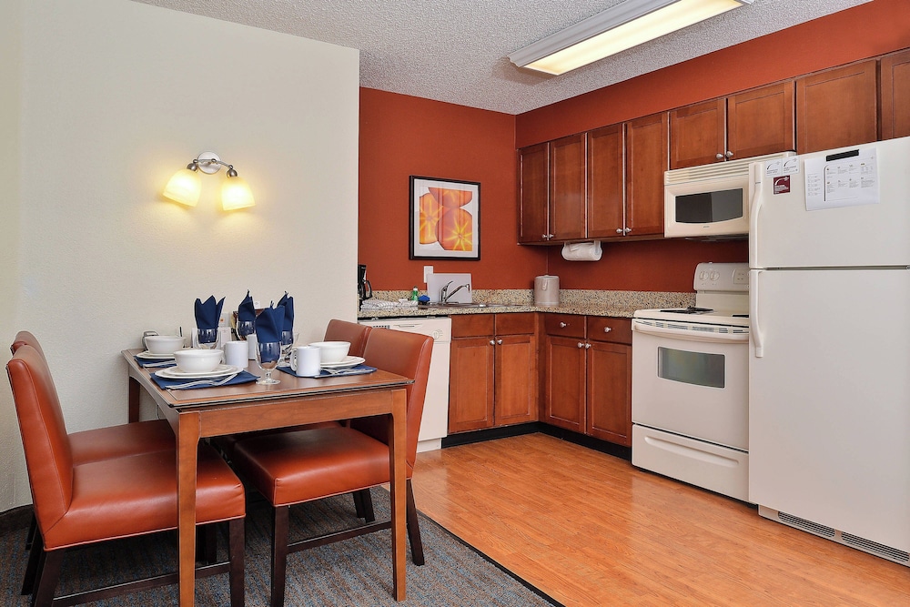 Suite, 2 Bedrooms - Photo 4