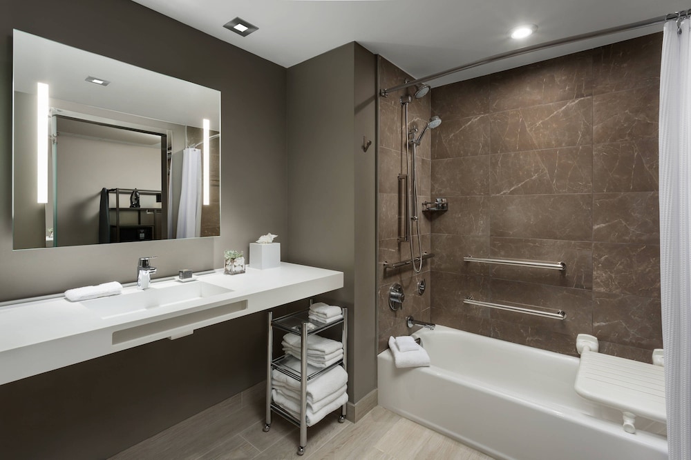Suite, 1 Bedroom, Balcony - Photo 10