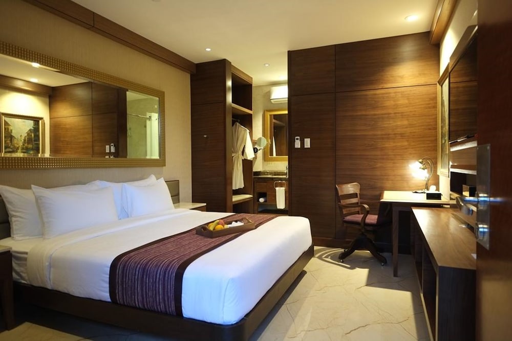Deluxe King Room - Photo 2