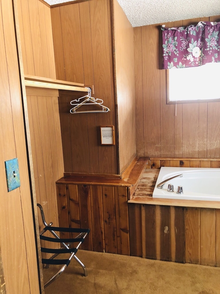 Cabin 8 - 1 Queen, Jaccuzzi Tub photo 2