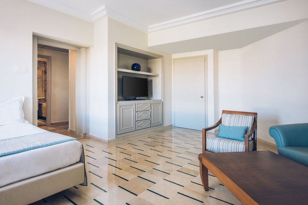 Family Room (2 Adults & 1 Child)