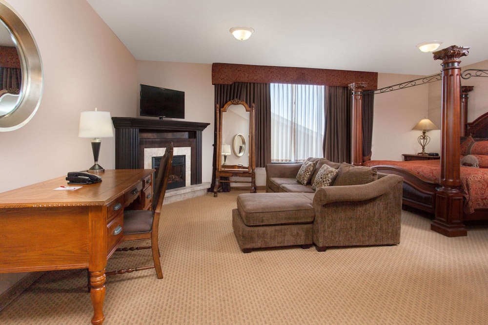 Suite, 1 King Bed, Non Smoking photo 3