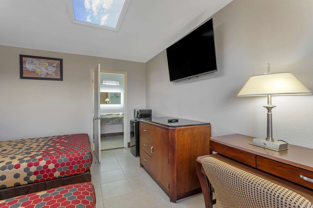 Standard Room, 2 Double Beds, Non Smoking - Photo 2