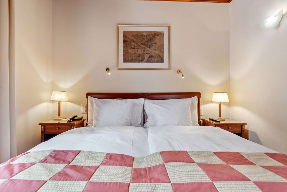 Suite, 1 Bedroom, Corner (Matterhorn View) - Photo 6