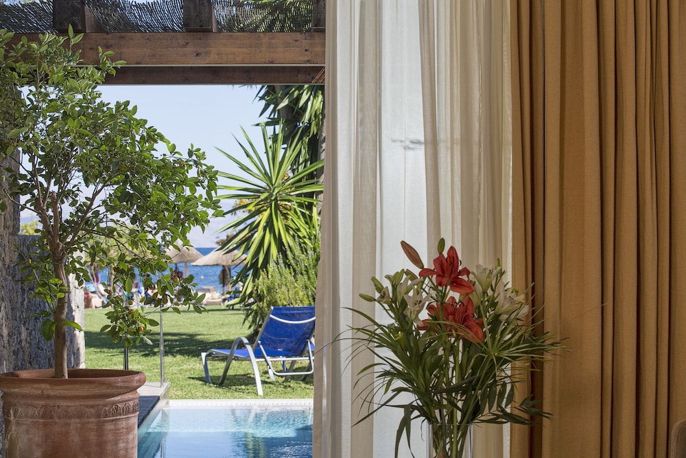 Junior Suite, Private Pool, Beachfront - Photo 1