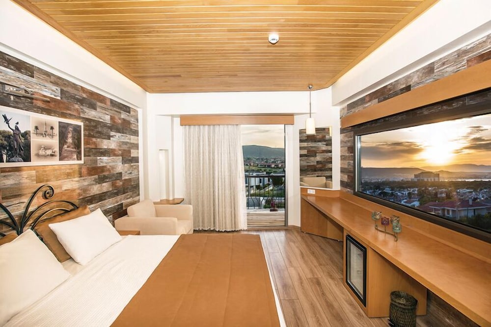 Deluxe Suite, Sea View photo 2