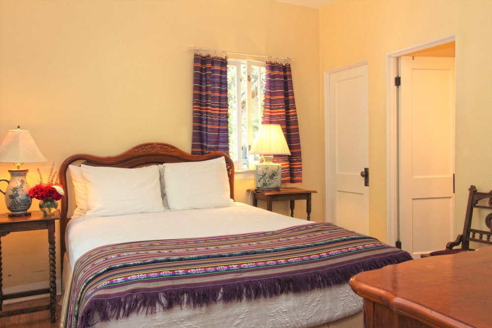 2 BR/2 Bath Cottage with Full Kitchen photo 3