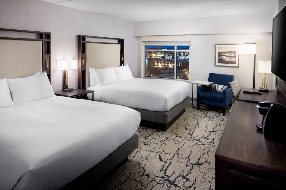 Room, 2 Queen Beds, Accessible (Roll-In Shower, Mobility & Hearing) photo 2