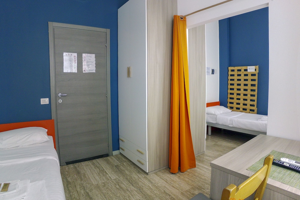 Economy Twin Room, Accessible, Shared Bathroom photo 1