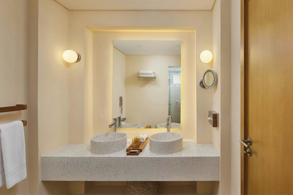 Premium Room, 1 King Bed, Partial Sea View - Photo 6