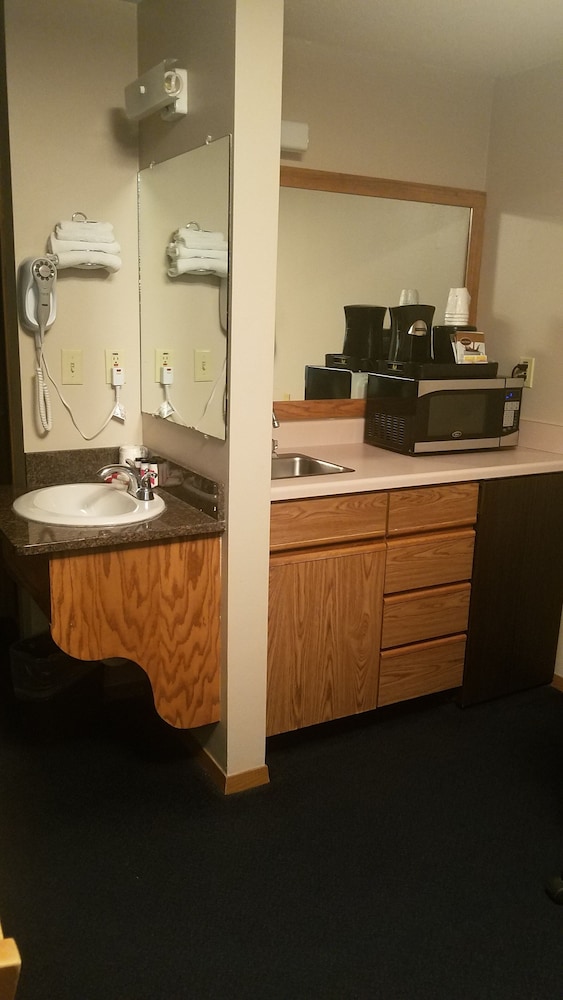 Suite, 1 King Bed, Non Smoking, Microwave - Photo 2