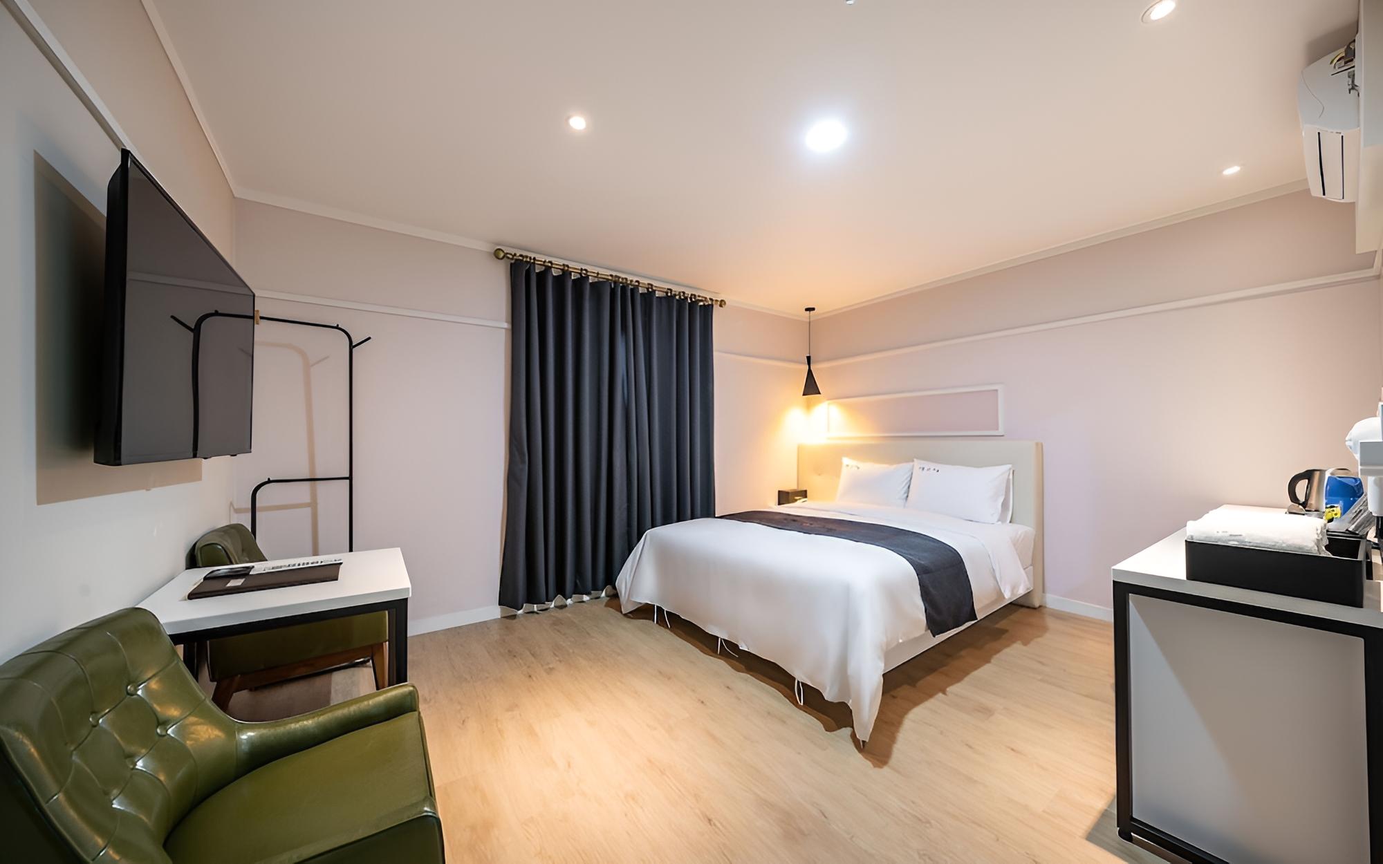 Room (Standard) - Photo 13