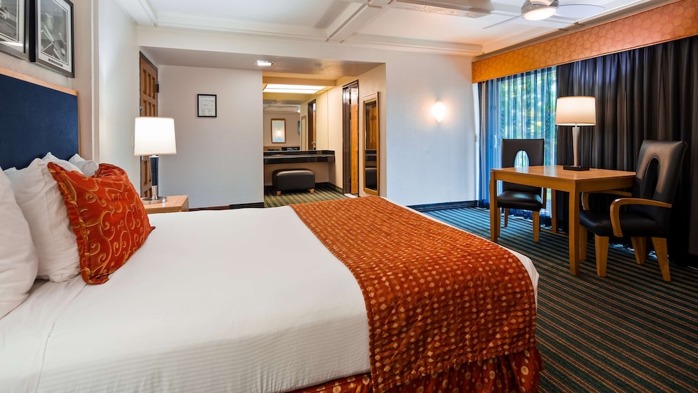 Standard Room, 1 King Bed, Balcony, Pool View photo 3