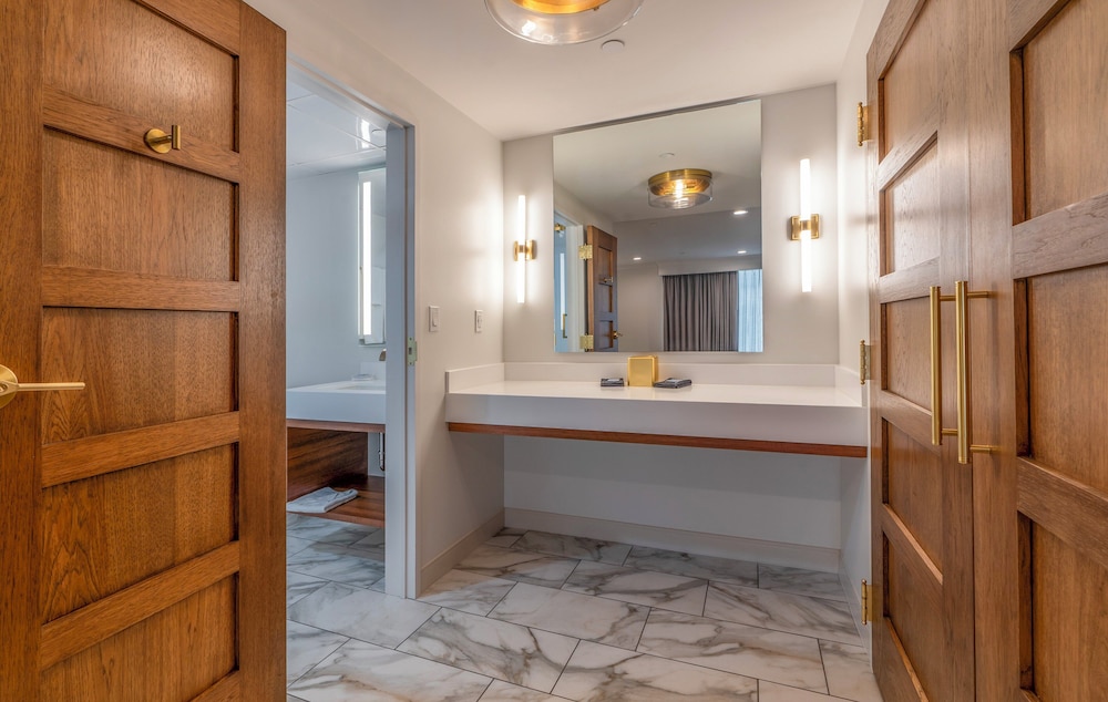 Suite, 1 Bedroom - Photo 3