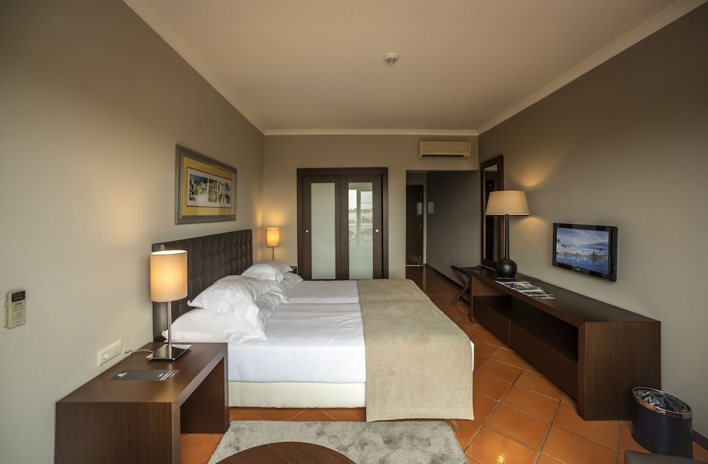 Twin Room (2 Adults + 1 Child) - Photo 4
