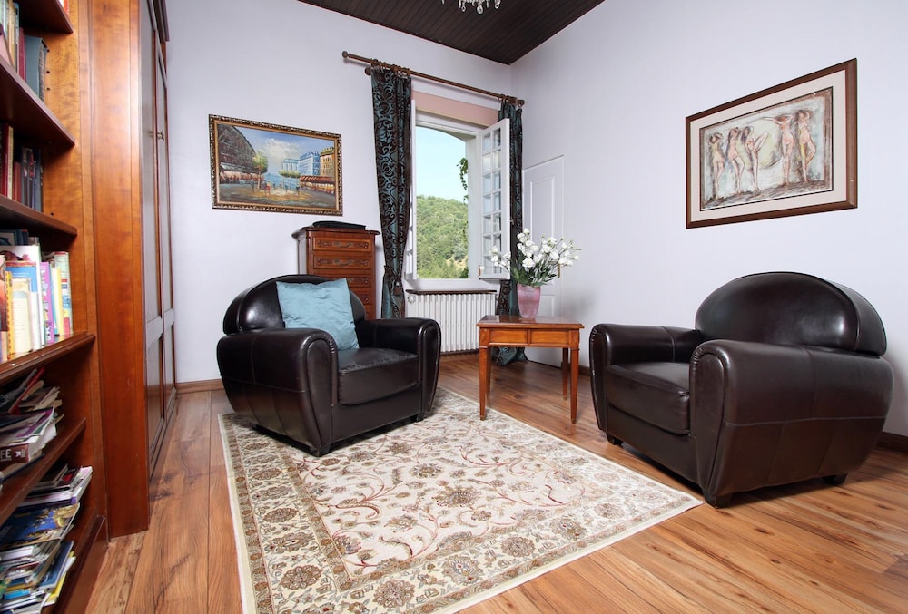 Luxury Apartment, 4 Bedrooms, Kitchen, Valley View photo 3