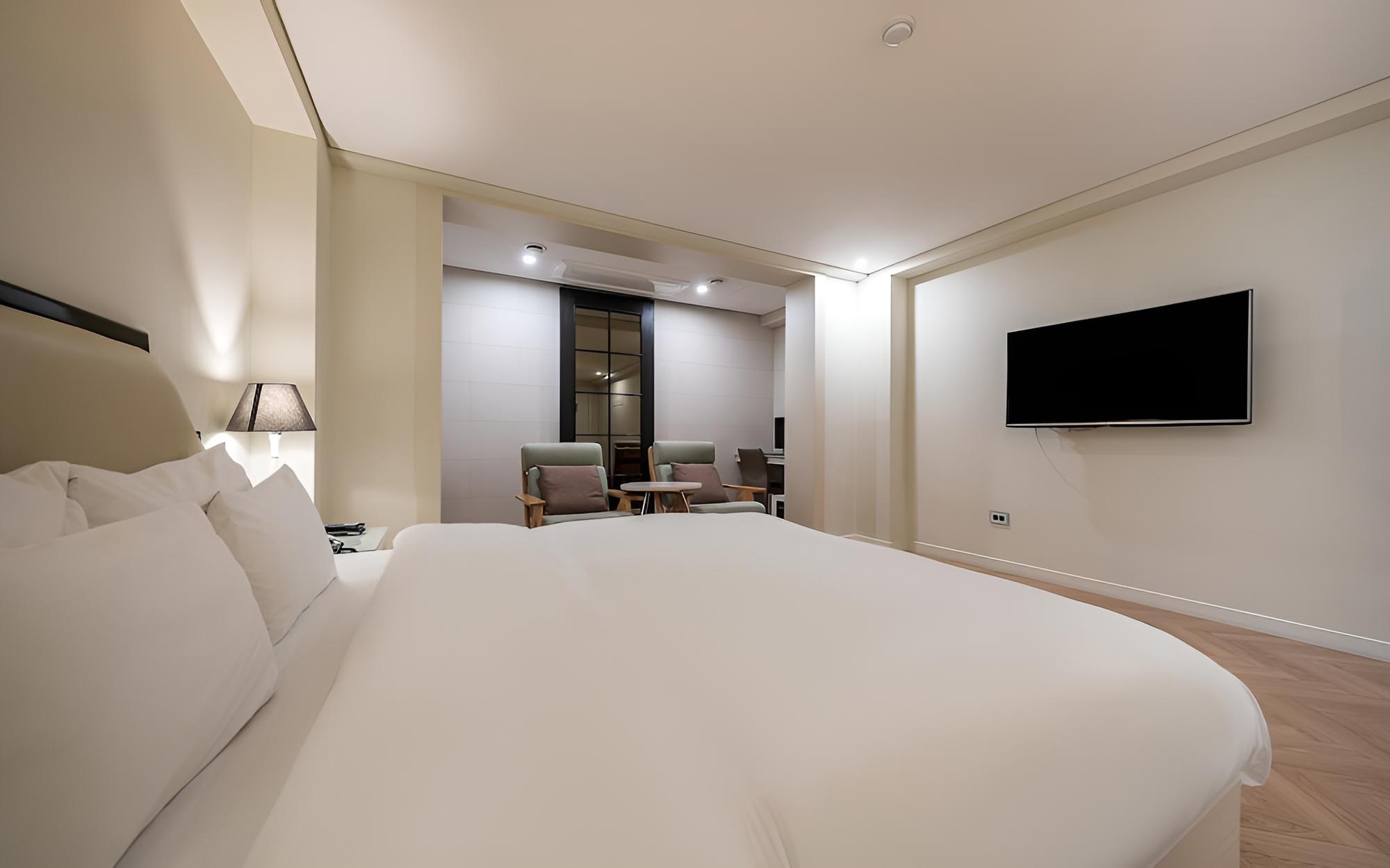 Room (Deluxe (Random room assignment)) - Photo 3