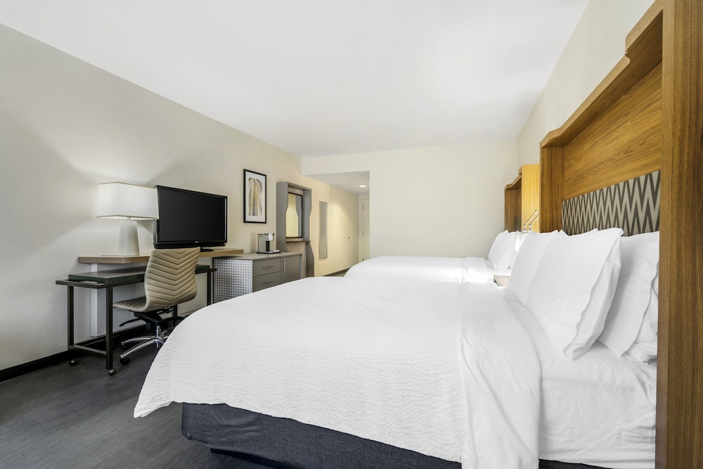 Standard Room, 2 Queen Beds (Accessible Tub) thumbnail 6