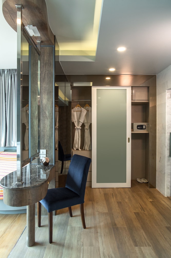 Executive Suite - Photo 6