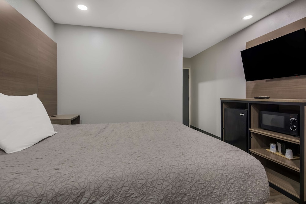 Room, 1 Queen Bed, Non Smoking - Photo 2