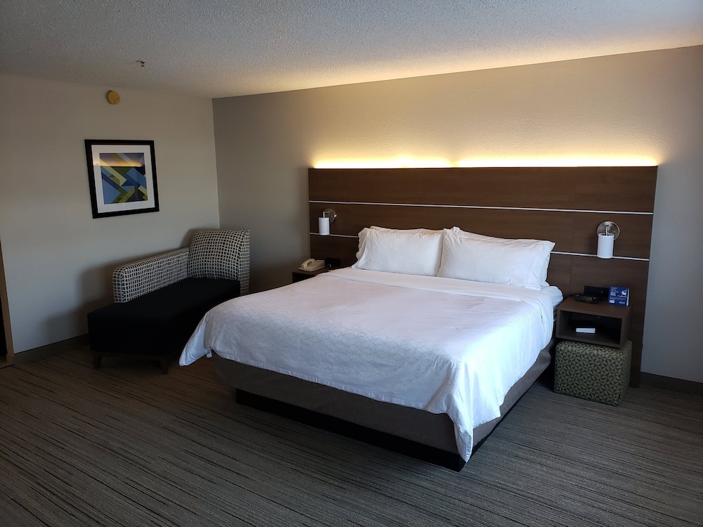 Standard Room, 1 King Bed, Accessible (Communications, Accessible Tub) photo 3