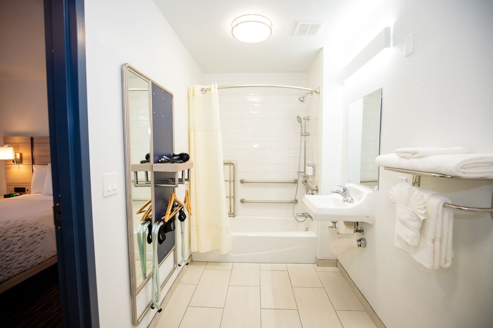 Deluxe Queen ADA Tub Best Value photo 2