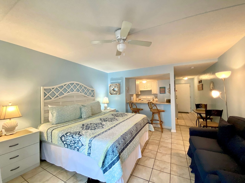 Studio, 1 King Bed, Pool View, Beachfront (122) photo 1