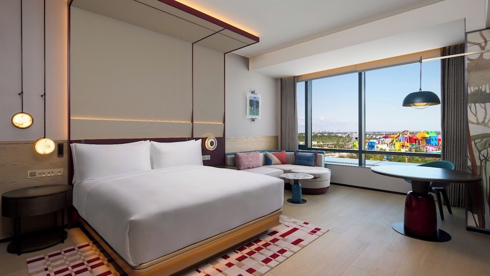 KING DELUXE ROOM THEME PARK VIEW