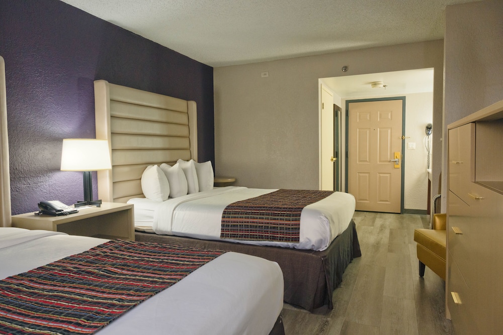 Room, 2 Queen Beds photo 3