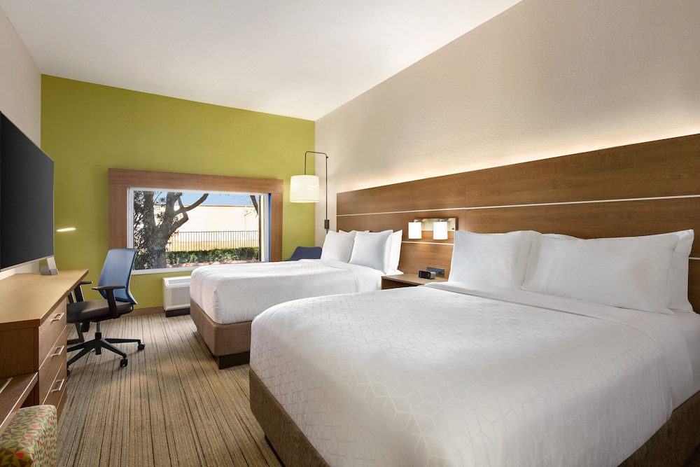 Standard Room, 2 Queen Beds - Photo 1