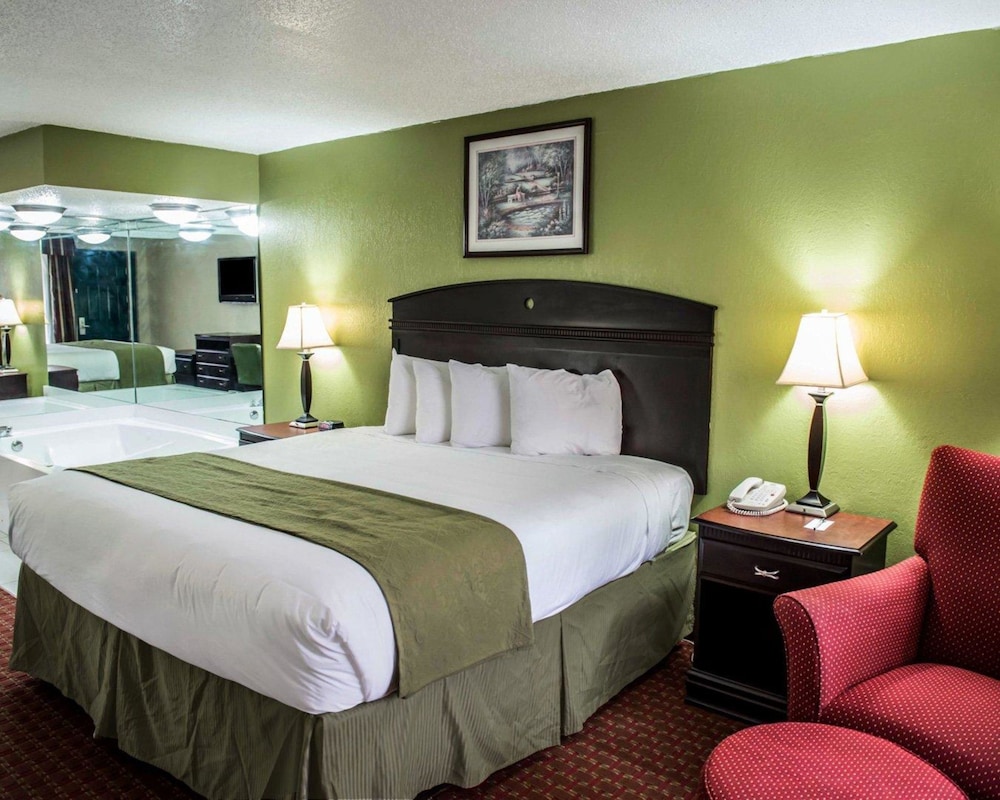 Room, 1 Queen Bed, Smoking photo 1