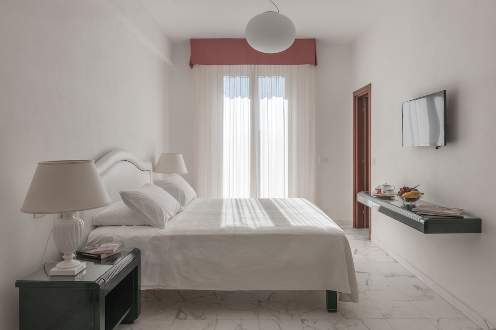 Standard Double or Twin Room - Photo 1
