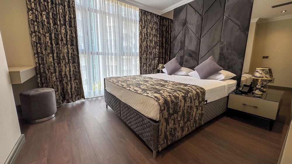 Luxury Suite, Balcony, City View