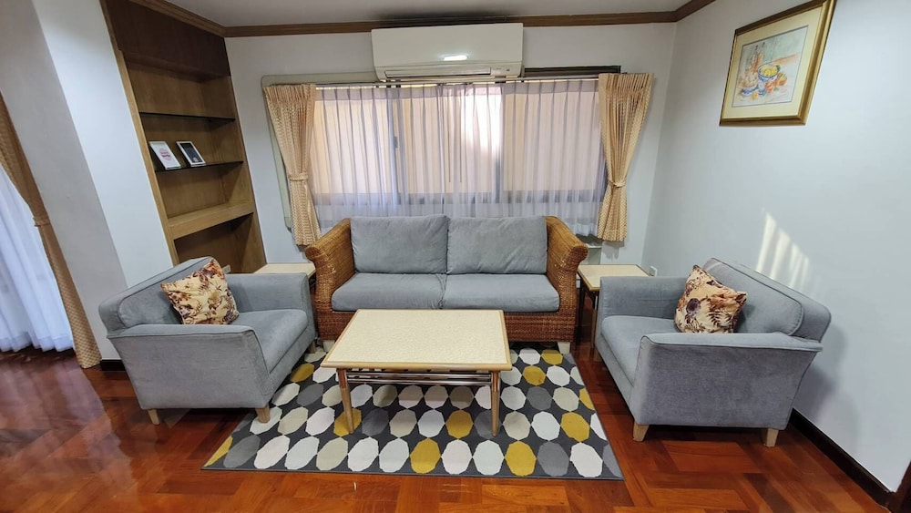 Family Room C5 photo 3