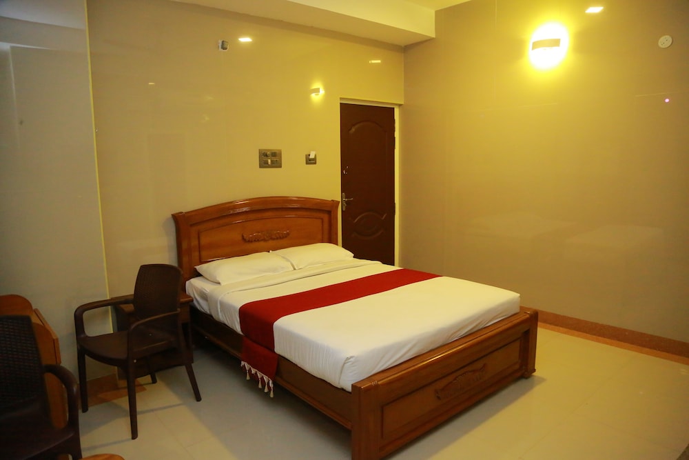 Premium Triple Room, 1 Queen Bed, Smoking, City View photo 3