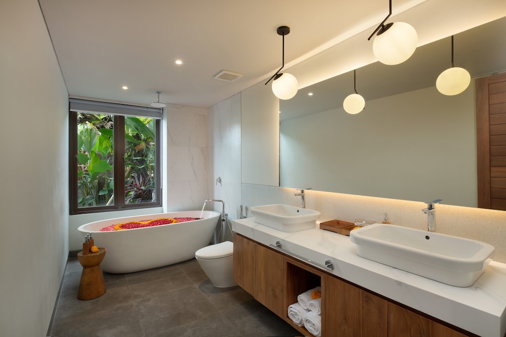 Grand 2 Bedroom Villa with Private Pool and Bath tub - Photo 16