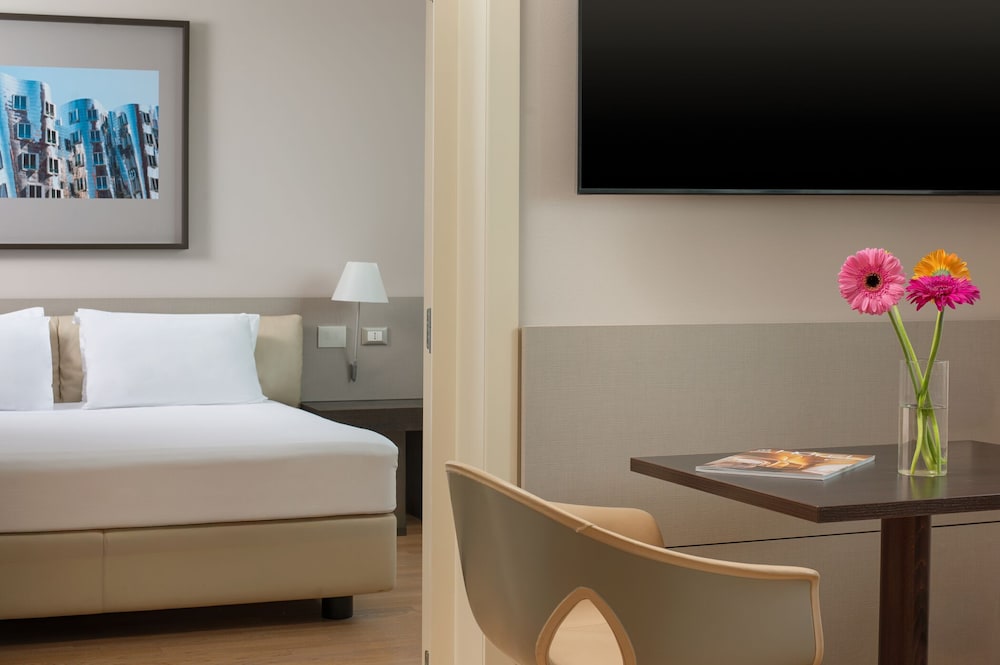Suite, 1 Double Bed - Photo 2
